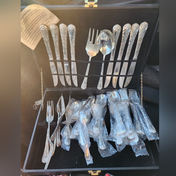 Early 1900's WM Rogers & Sons "Enchanted Rose" Silverware/Flatware Set. EC! - Picture 2 of 8